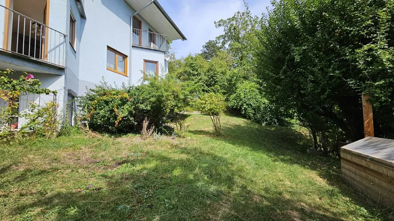 Außenansicht des Hauses mit grünem Gartenbereich und Blick auf die Umgebung.