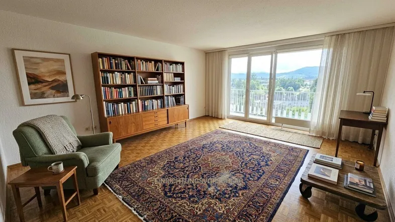 Helles Wohnzimmer mit Parkettboden, großem Bücherregal und weitem Blick ins Grüne.