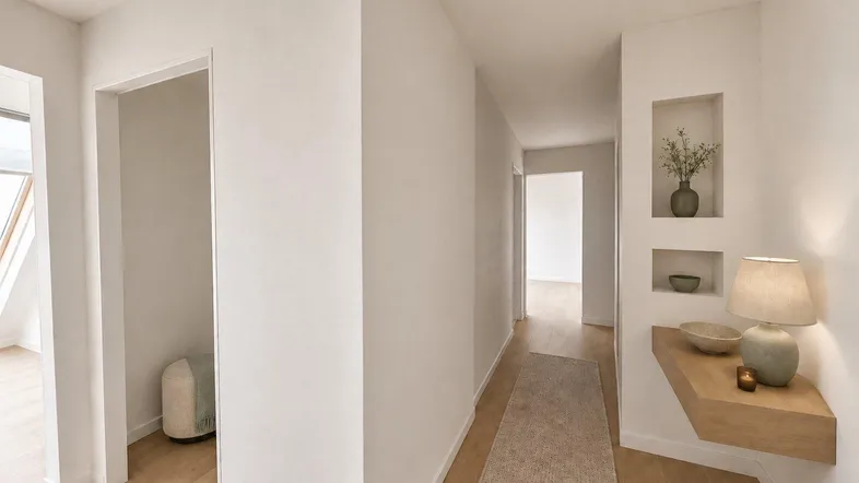 Helles und modern gestaltetes Treppenhaus mit Holzboden, dekorativen Nischen und einer schwebenden Ablage.