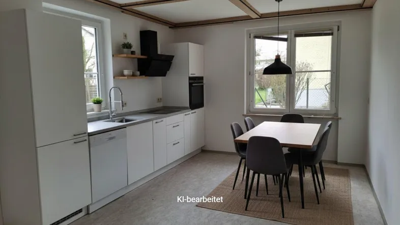 Helle Küche mit weißen Einbauschränken, Essbereich und Blick in den Garten.