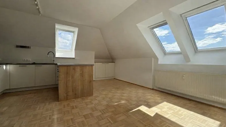 Helle Dachgeschosswohnung mit offener Küche, Parkettboden und Dachfenstern für viel Licht.
