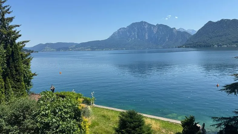 Großartiges Panorama Attersee und Bergkulisse
