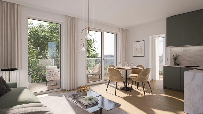 Helles Wohn-Esszimmer mit offener Küche, Holzboden und Zugang zu einem grünen Balkon.