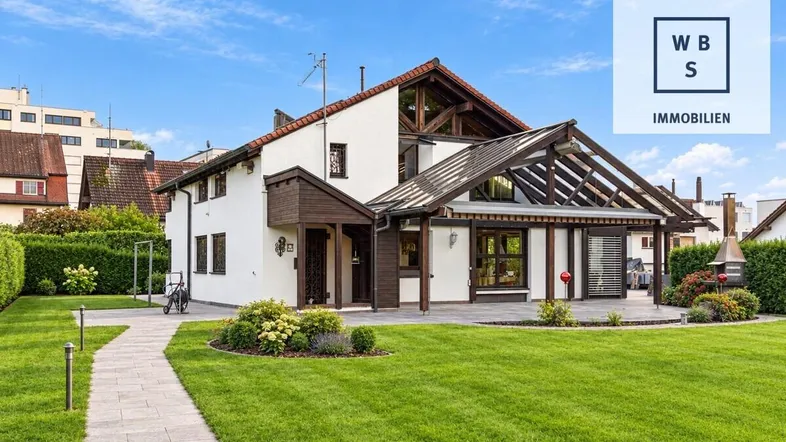 Großzügiges Einfamilienhaus mit weitläufigem Garten, großer Terrasse und integriertem Wintergarten.