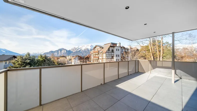 Geräumiger Balkon mit Fliesenboden und beeindruckendem Bergblick in sonniger Lage.