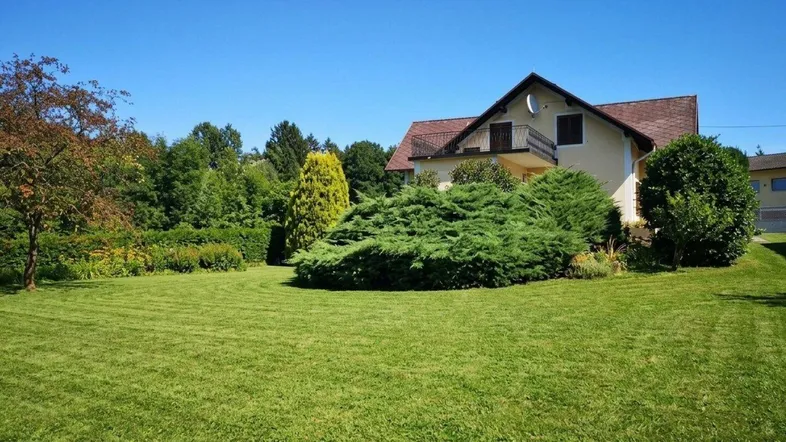 Großzügiger Gartenbereich mit gepflegtem Rasen und Blick auf das Einfamilienhaus.