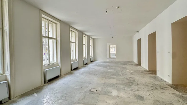 Großer, leerer Raum mit hohen Fenstern und Fliesenboden, bereit für die Gestaltung.
