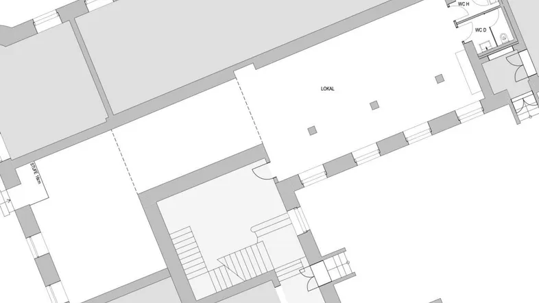 Detaillierter Grundrissplan eines Lokals mit großem offenen Bereich, separaten Toiletten und Zugang zum Treppenhaus.