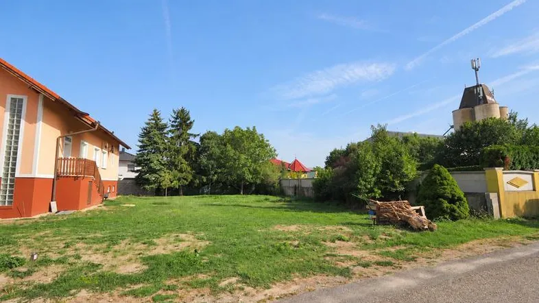 Baugrundstück_Foto_von_der_Strasse