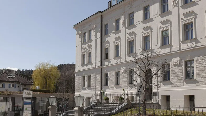 Elegante Fassade eines historischen Gebäudes mit klassischer Architektur und Dachaufbau.