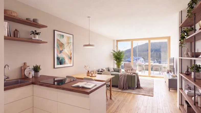 Helles, offenes Wohnzimmer mit integrierter Küche, Holzboden und Zugang zu einem Balkon mit Bergblick.