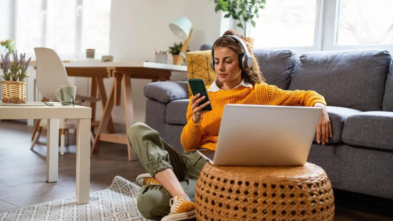 Gemütliches Wohnzimmer mit Sofa, Couchtisch und viel Tageslicht, ideal zum Entspannen und Arbeiten.