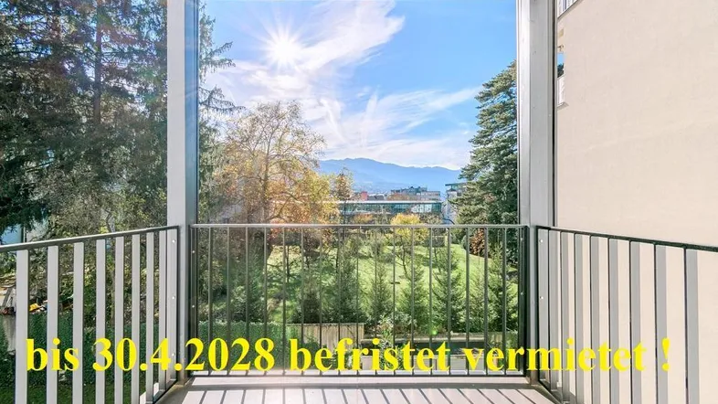 Heller Balkon mit Bergblick und viel Sonnenschein, ideal zum Entspannen im Freien.