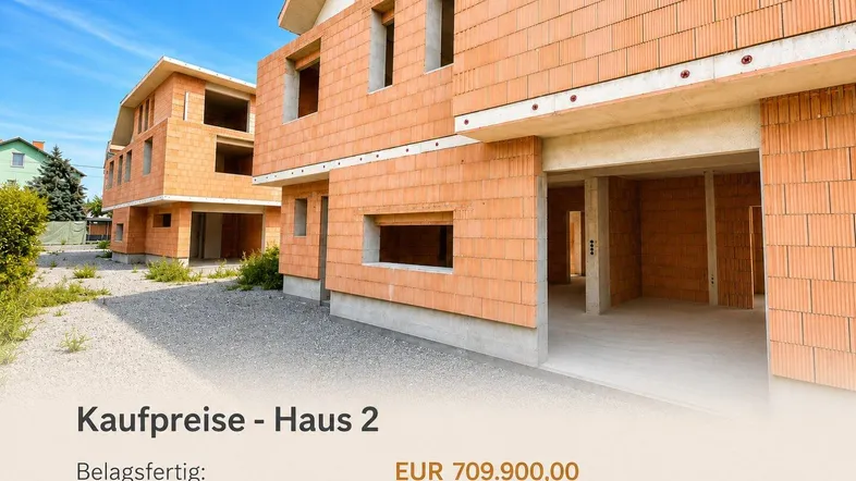 Zwei im Bau befindliche Häuser mit unverputzten Ziegelwänden und sichtbaren Betonstrukturen, inklusive Preisinformationen für Haus 2.