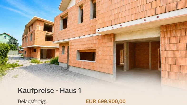 Zwei im Bau befindliche Neubauten mit massiver Ziegelbauweise unter blauem Himmel.
