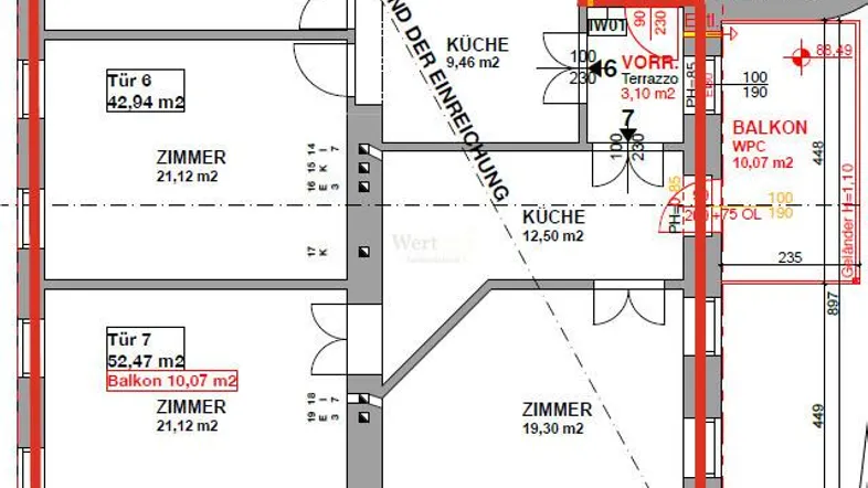 Grundriss einer Wohnung mit mehreren Zimmern, zwei Küchen und einem Balkon, der eine effiziente Raumaufteilung zeigt.