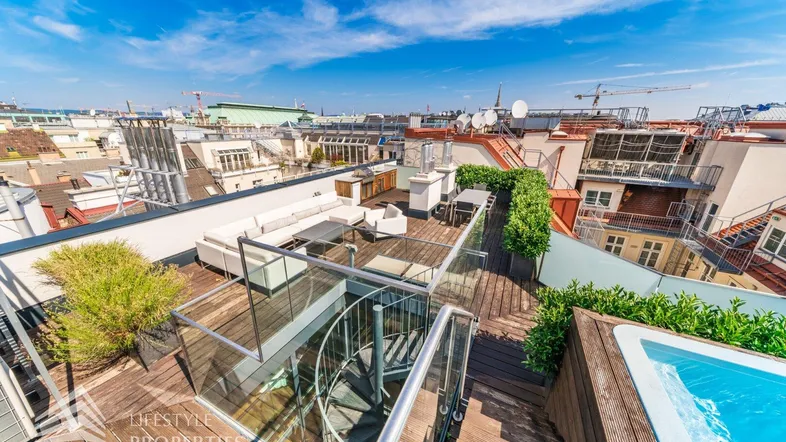Geräumige Dachterrasse mit Whirlpool, Sitzgelegenheiten und weitem Blick über die Stadt.