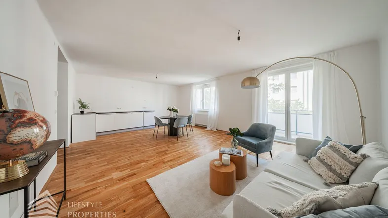 Helles, offenes Wohn- und Esszimmer mit Holzboden und Zugang zum Balkon.