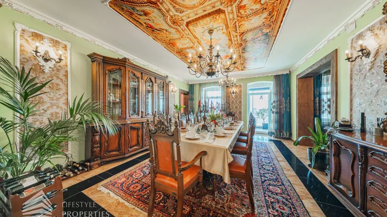 Elegantes Esszimmer mit kunstvoller Decke, Marmorboden und klassischem Mobiliar.
