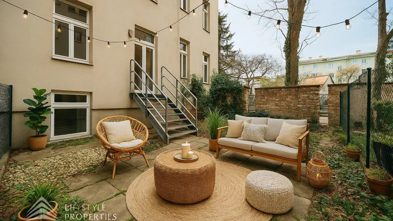 Gemütlicher Gartenbereich mit Sitzgelegenheiten und Lichterkette, ideal zum Entspannen im Freien.