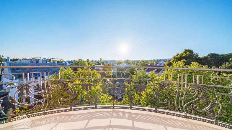 Geräumiger Balkon mit kunstvollem Geländer bietet einen weiten Blick über die Stadt und viel Grün.