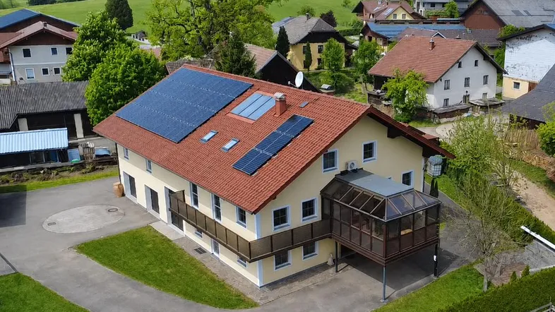 Luftaufnahme des Wohnhauses mit Solaranlagen auf dem Dach und ländlicher Umgebung.