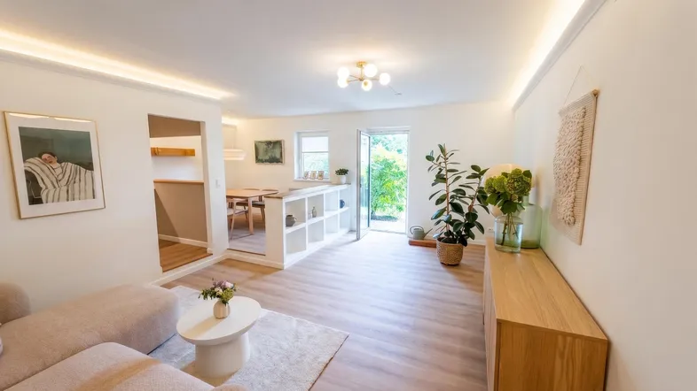 Heller Wohnbereich mit Sofa, Essbereich und direktem Zugang zum Garten.