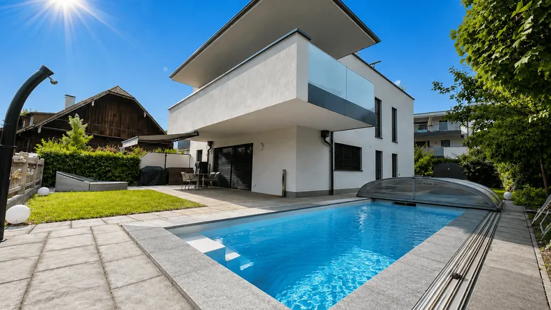 Modernes Haus mit privatem Pool, gepflegtem Garten und sonniger Terrasse für entspannte Stunden.