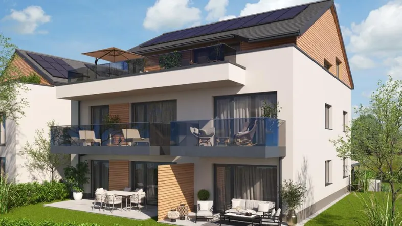 Moderne Wohnanlage mit Balkonen, Terrassen und Gartenbereichen, ausgestattet mit Solarpaneelen auf dem Dach.