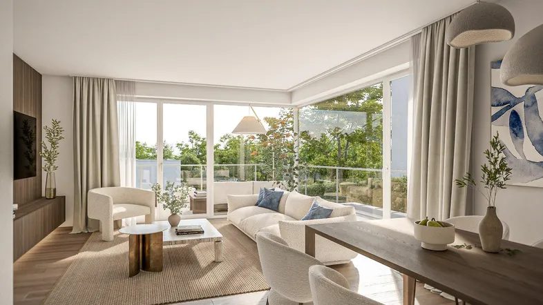 Helles, offenes Wohn-Esszimmer mit großen Fenstern, Holzboden und Zugang zu einem Balkon.