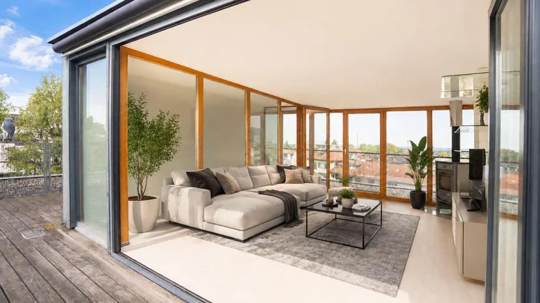 Helles Wohnzimmer mit moderner Einrichtung, großen Glasfronten und Zugang zur Terrasse mit Stadtblick.