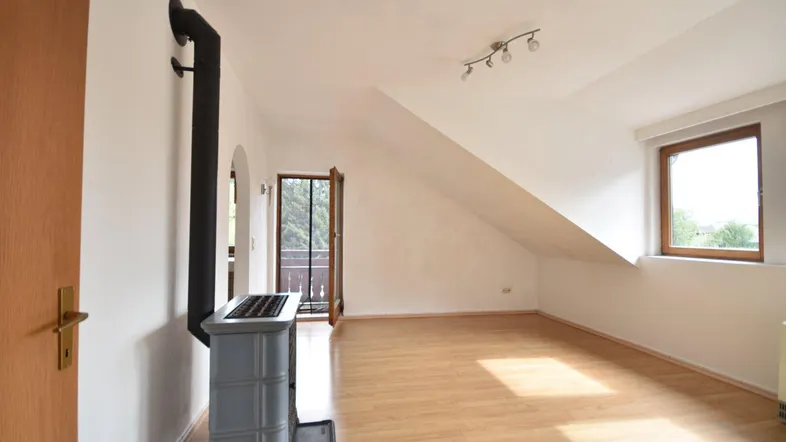 Wohnzimmer - Kleine helle 2 Zimmer Wohnung mit Balkon und PKW-Stellplatz Miete Grödig Salzburg