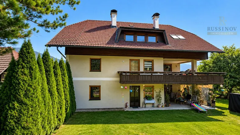 Großzügiges Einfamilienhaus mit Balkon, Terrasse und gepflegtem Garten in sonniger Lage.