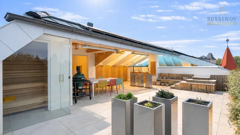 Geräumige Dachterrasse mit integrierter Sauna, Essbereich und Grill für entspannte Stunden im Freien.