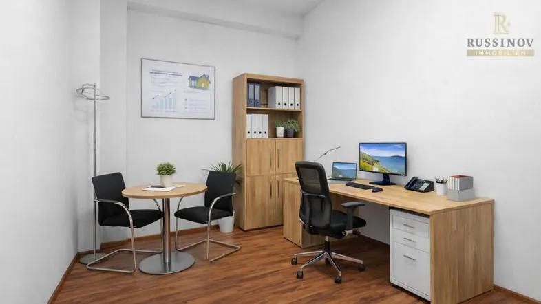 Helles Büro mit modernem Schreibtisch, Bürostuhl und Besprechungsecke, ideal für produktives Arbeiten.