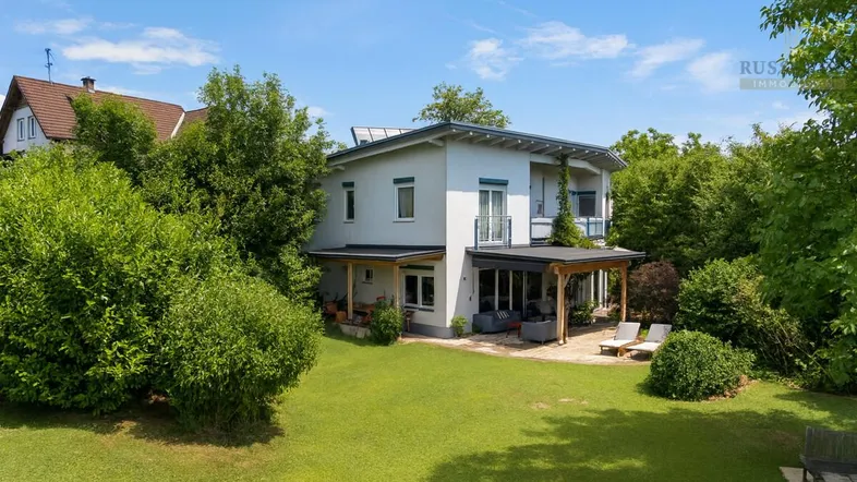 Außenansicht mit Garten