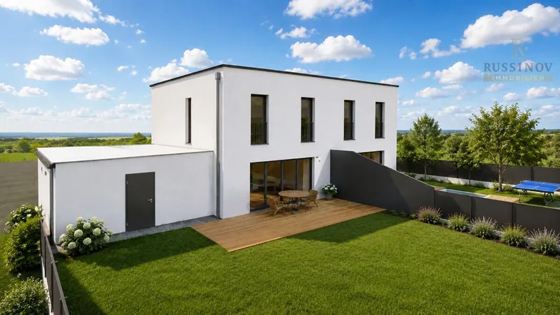 Modernes Einfamilienhaus mit Flachdach, großer Rasenfläche und Holzterrasse im Grünen.
