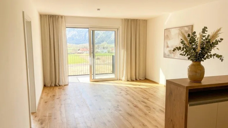 Helles Wohnzimmer mit Holzboden, großen Schiebetüren und Blick auf die umliegende Landschaft.