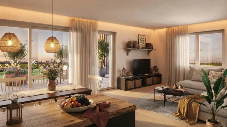 Helles, offenes Wohn-Esszimmer mit Holzboden, gemütlicher Sitzecke und Zugang zur Terrasse.