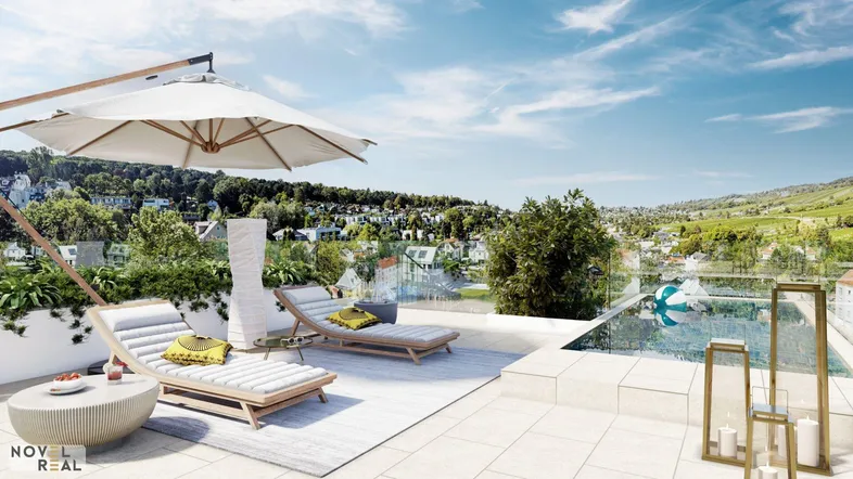 Luxuriöse Dachterrasse mit Infinity-Pool, Sonnenliegen und weitem Blick über die Stadt und Weinberge.