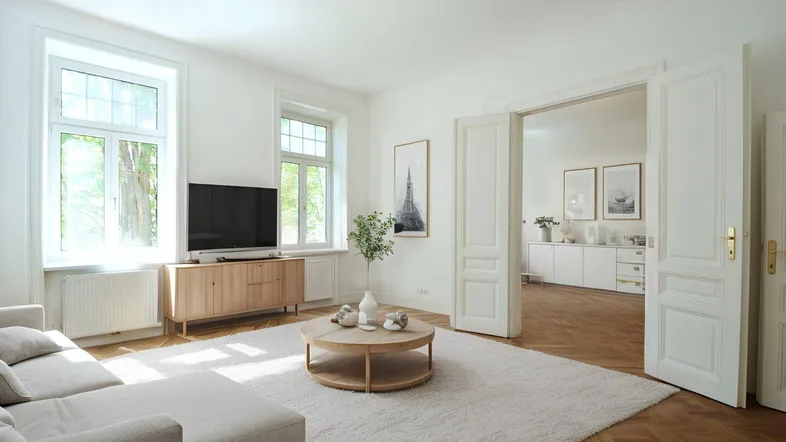 Helles Wohnzimmer mit modernem Sofa, Holzboden und Blick ins Grüne durch große Fenster.