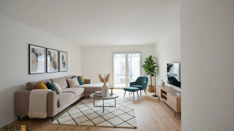 Helles Wohnzimmer mit modernem Sofa, Holzboden und Zugang zu einem Balkon.