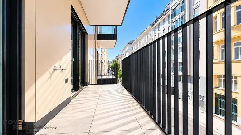 Langer, schmaler Balkon mit Fliesenboden und Blick auf die Stadtstraße.