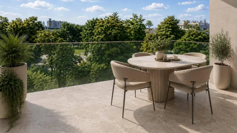 Geräumige Terrasse mit modernen Gartenmöbeln und weitem Blick ins Grüne.
