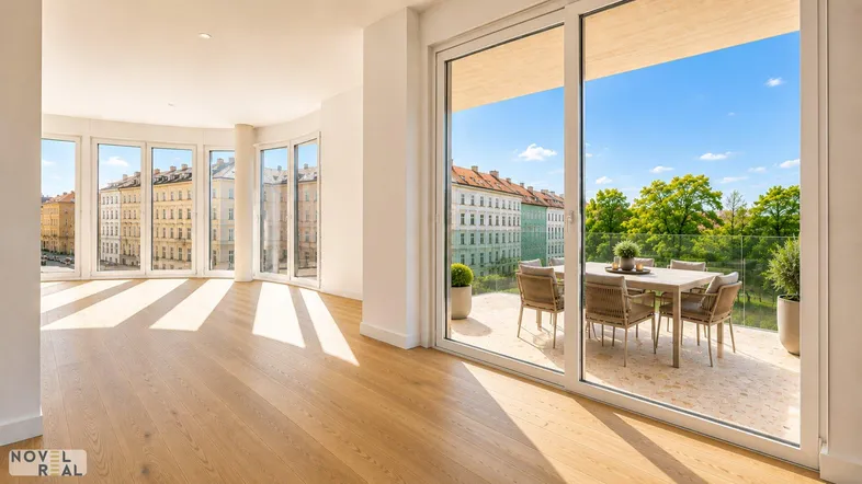Helles Wohnzimmer mit Holzboden, großen Fenstern und Zugang zu einer möblierten Terrasse.