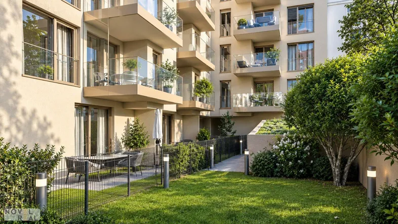 Moderner Apartmentkomplex mit Balkonen, einer möblierten Terrasse und gepflegtem Gartenbereich.
