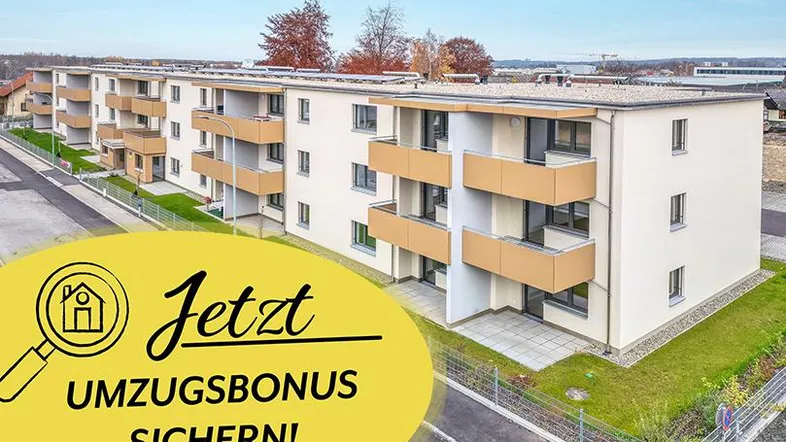 Moderne Wohnanlage mit mehreren Gebäuden und Balkonen unter blauem Himmel, mit Werbebanner.