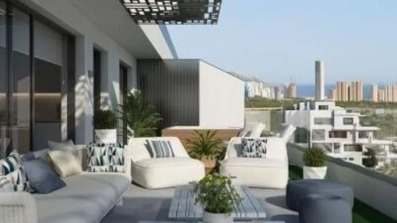Moderne möblierte Terrasse mit Stadtblick und dekorativer Überdachung, ideal zum Entspannen.