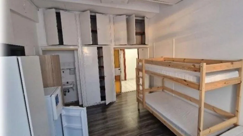 Schlafzimmer mit Etagenbett, Einzelbett und Stauraum, ideal für mehrere Personen.