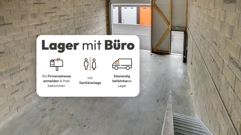 Geräumiges Lager mit Betonwänden und -boden, großem Rolltor und sichtbaren Holzbalken.